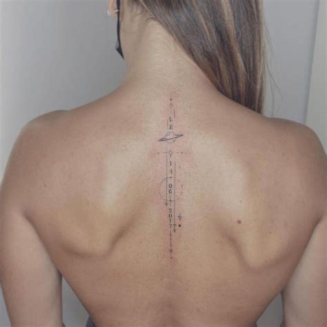 Tatuajes femeninos en la columna